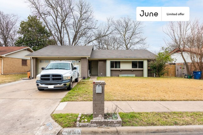 Building Photo - Private bedroom in 3 bed/2 bath Home