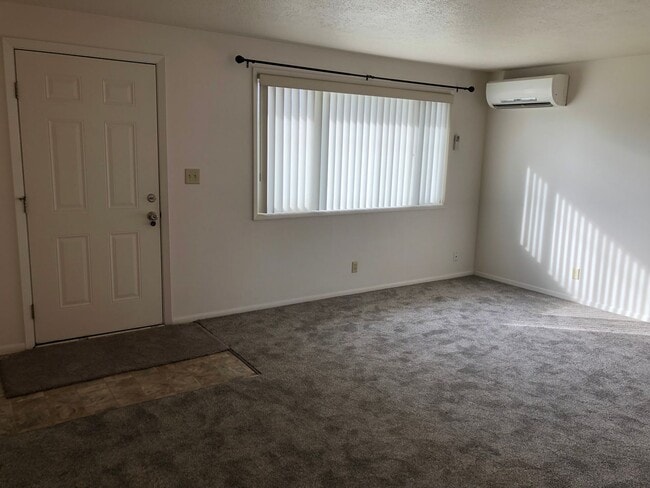 Building Photo - Beautifully updated 2 bed/1bath duplex in ...