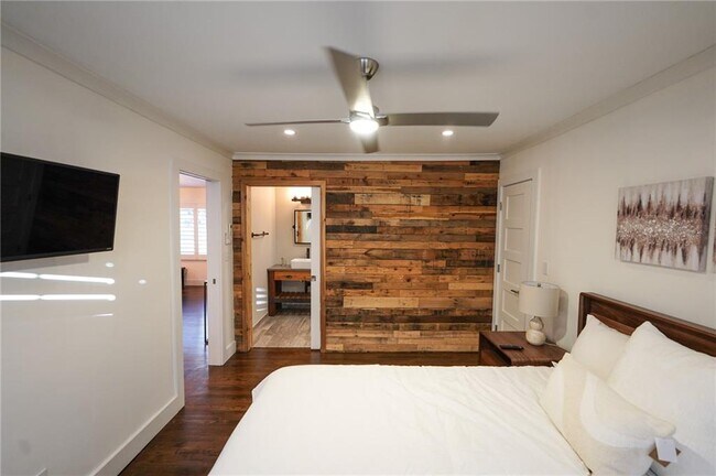 Building Photo - 3844 Longview Dr