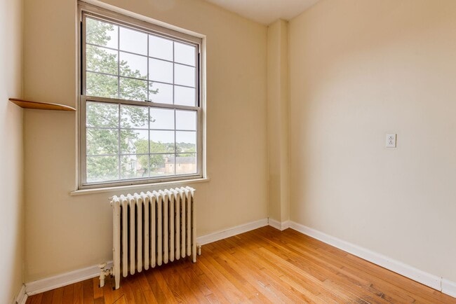 Building Photo - AVAILABLE June 2026 - Beautiful 4 Bedroom, 2 Bath Home w/ Front Porch Swing!