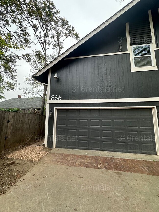 Building Photo - $1545 - 2 bed 1.5 bath - Duplex located in Riverside