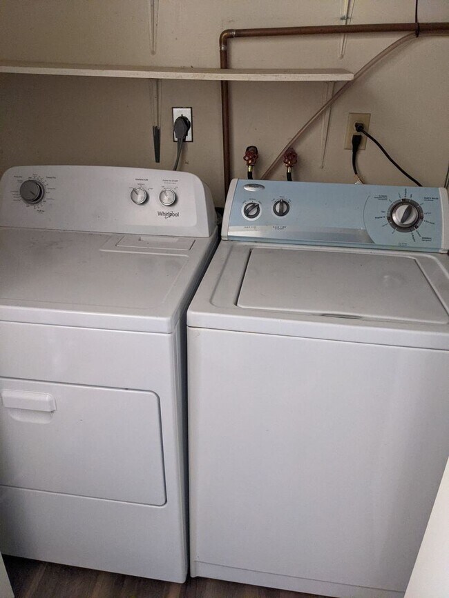 Building Photo - Quiet apartment along Westwinds