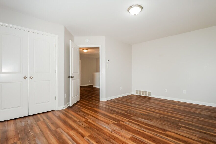 Building Photo - 10176 Evening Hill Dr