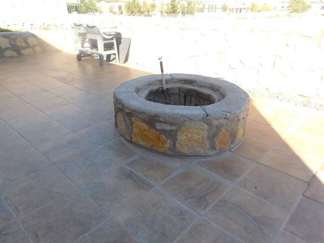 Building Photo - Beautiful 3 bedroom to bath house in the Sonoma Ranch Area.