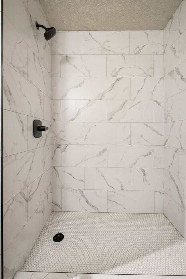 Building Photo - 2 Bedroom, 1 Bath Duplex with 1 Car Garage...