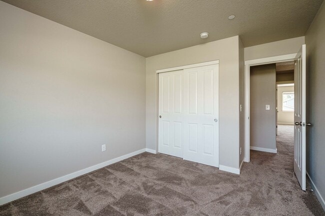 Building Photo - Easy I-205 Access - 3 Bedroom 2.5 Bath Townhouse