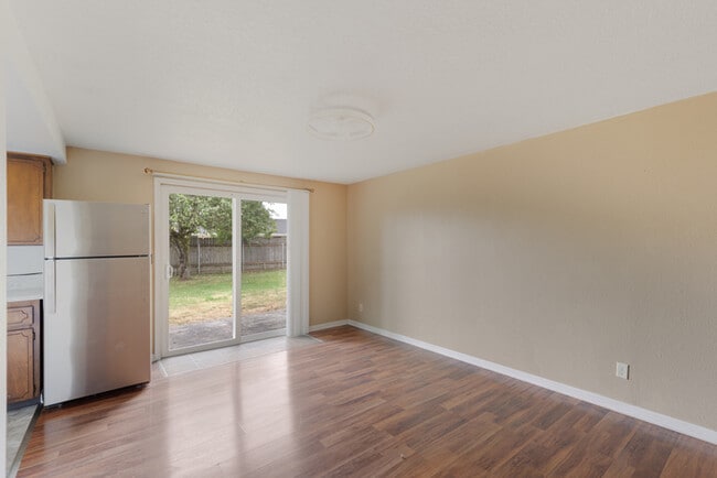 Building Photo - THREE BEDROOM IN MINT VALLEY
