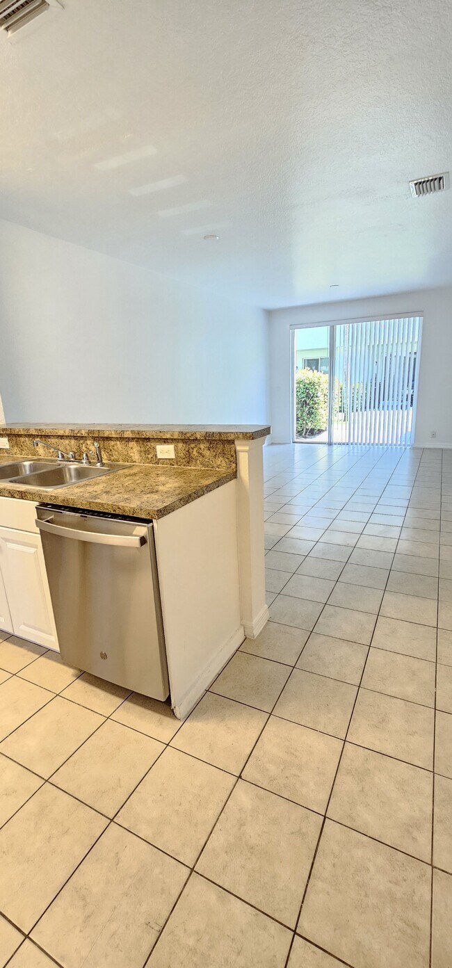 Building Photo - 1935 Gardenia Ct