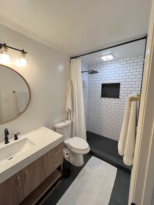 Building Photo - 1140 Park Hill Cir