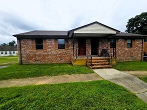 Building Photo - 2 BR DUPLEX in Colonial Heights