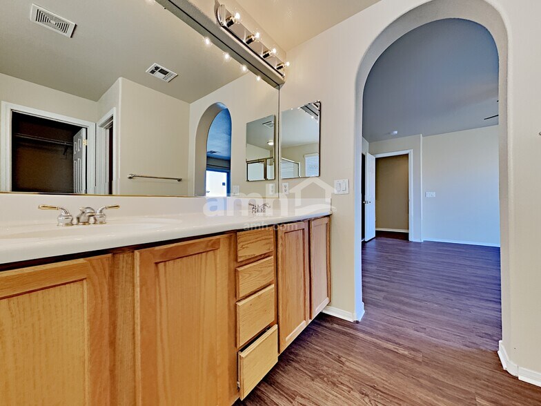Building Photo - 520 Moses Lake Ct