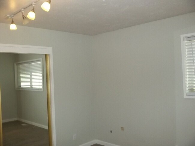 Building Photo - Home in The Bluffs overlooking American River