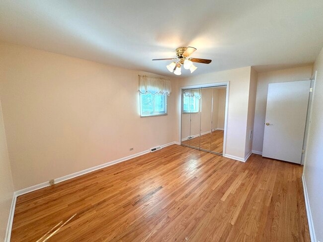 Building Photo - 1042 W Central Rd