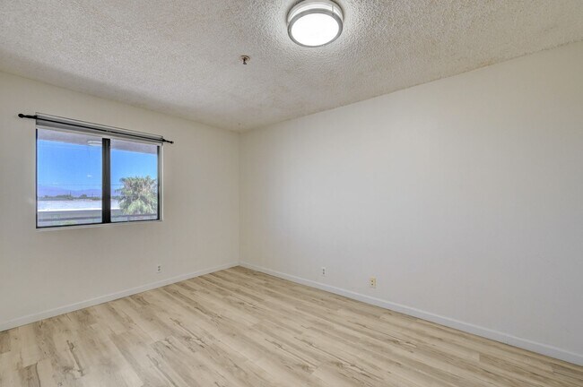 Building Photo - 1381 E University Ave.
