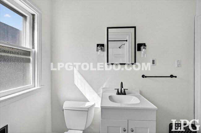 Building Photo - 4124 Vermaas Ave