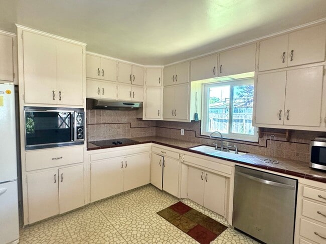 Building Photo - 4 Bedroom