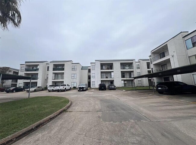 Building Photo - 2830 S Bartell Dr