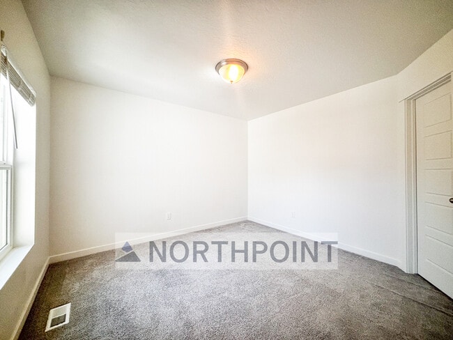 Building Photo - Clean, Bright, Open Town-Home in Lehi