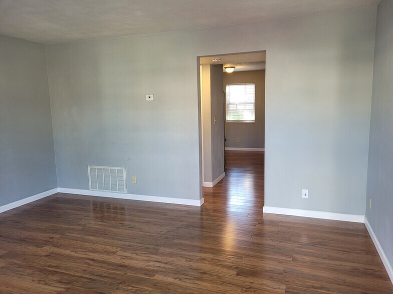 Building Photo - 8 Peartree Ln