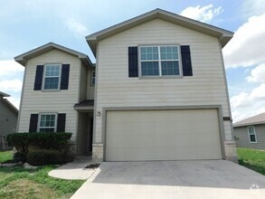 Building Photo - Beautiful, spacious 4 bedroom, 2.5 bath ho...