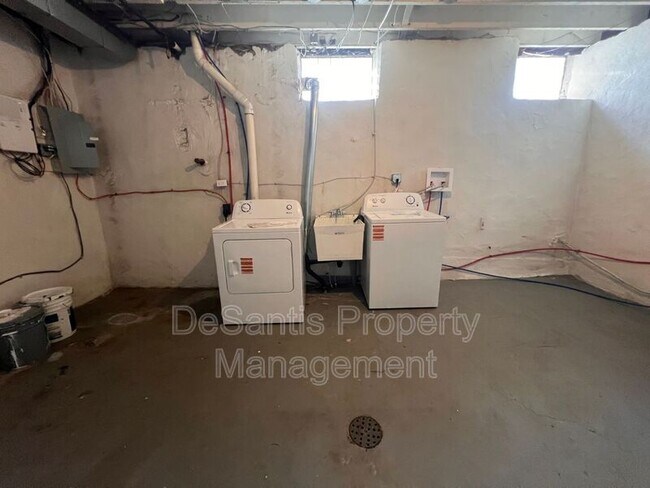 Building Photo - 1104 Brabec St