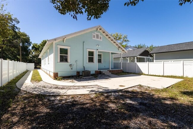 Building Photo - 506 E Robles St