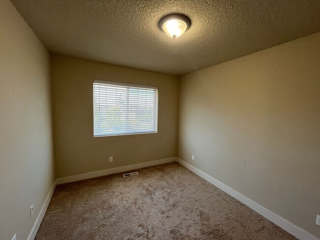 Building Photo - Spacious & Stylish Home in Desirable Betha...