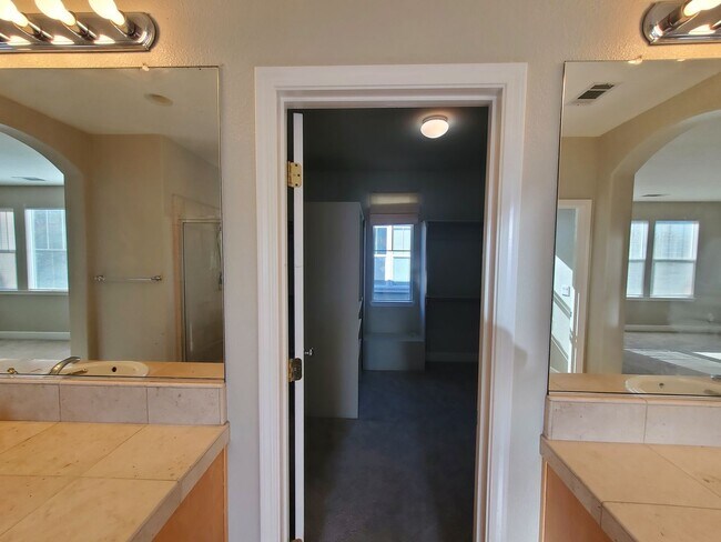 Building Photo - STUNNING SPACIOUS 5 BEDROOM HOME IN CONCOR...