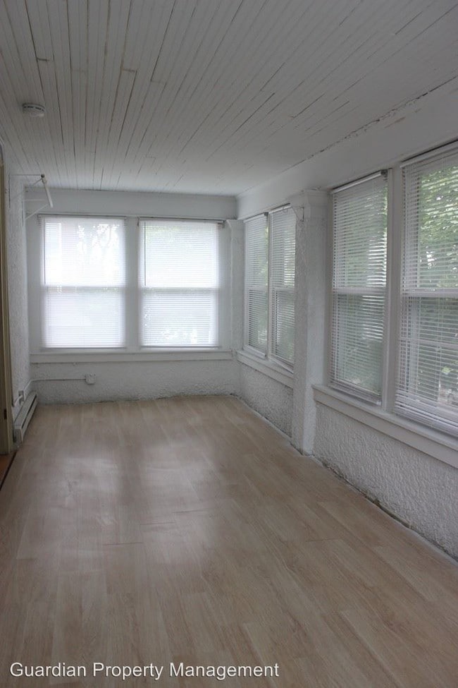 Building Photo - 1024-1026 15th Ave SE