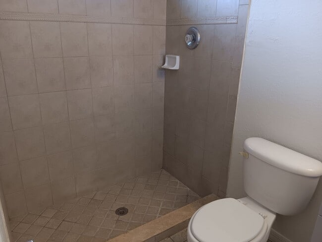 Building Photo - 3 BED 2 BATH DUPLEX FOR RENT