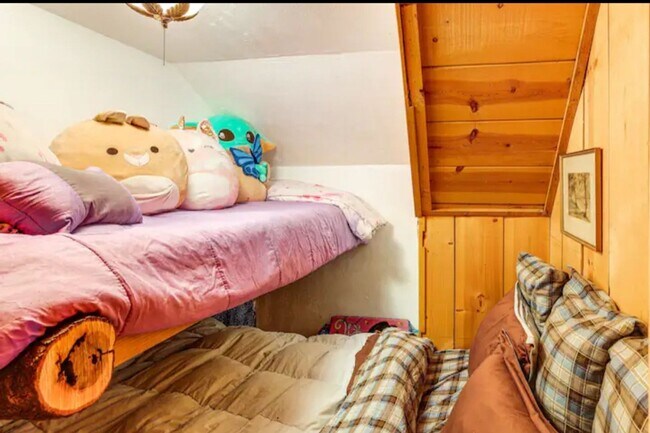 Building Photo - Lovely Home: 2BR+Bonus at Cul-De-Sac in Gr...