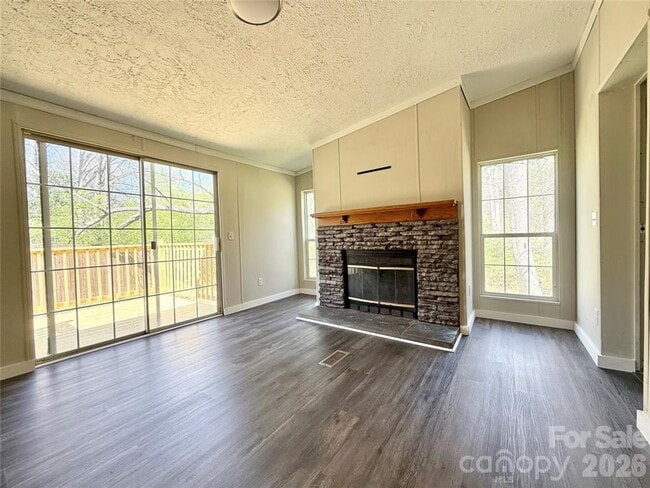 Building Photo - 4 Bedroom/2 Bath Home for Rent