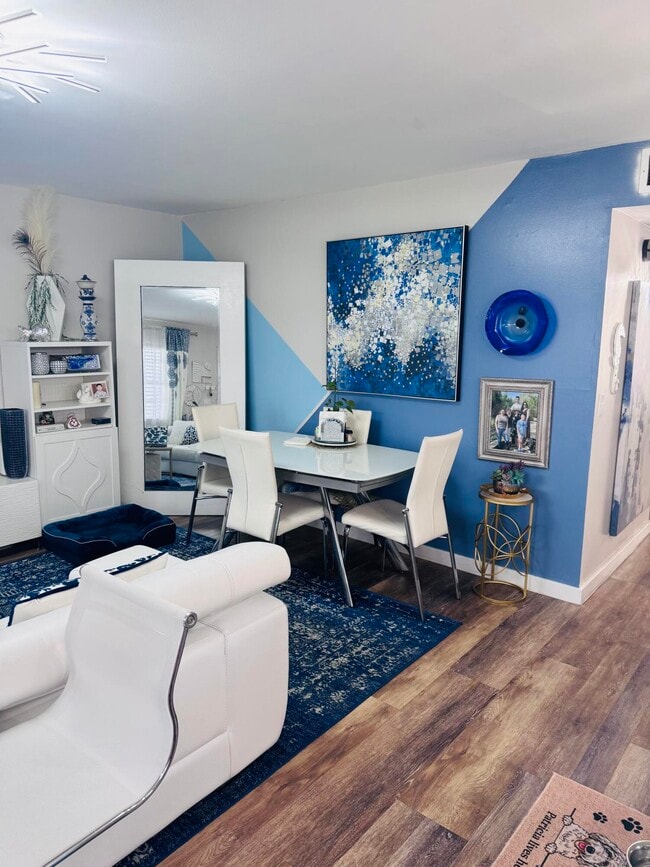 Building Photo - 390 Saxony Way