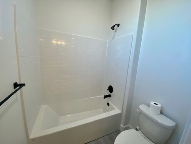 Building Photo - SPACIOUS HOME FOR RENT!