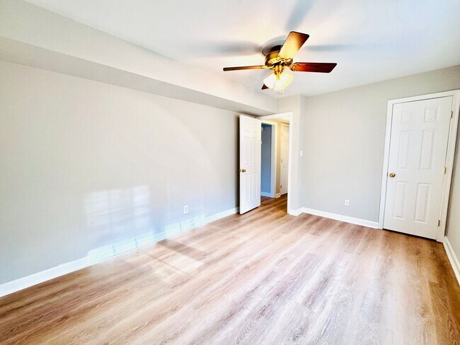 Building Photo - Spacious 5-bedroom home situated on a desirable corner lot!