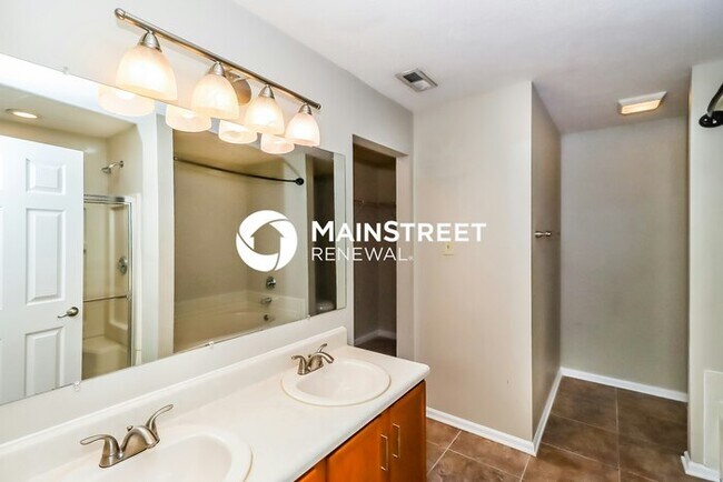 Building Photo - 4 Bedroom Pet-Friendly Home in Charlotte, NC with Main Street Renewal