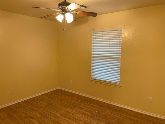 Building Photo - 3 bed plus office with storm shelter in Moore Schools!