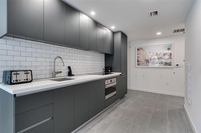 Building Photo - 227 NE 2nd St