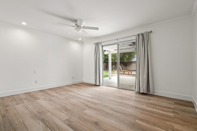 Building Photo - 912 N Camino Condor