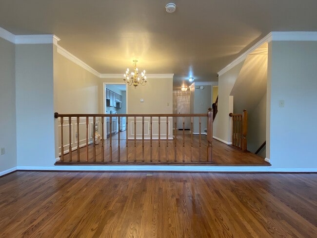 Building Photo - A three bedroom plus den, three and one half bath townhouse conveniently located in Rockville Mar...