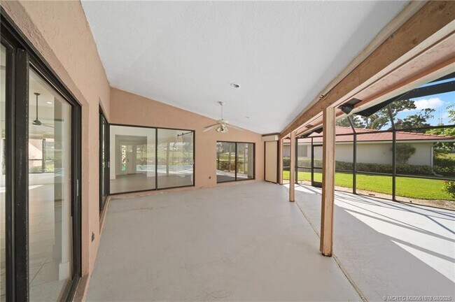 Building Photo - 2284 SW Spoonbill Dr