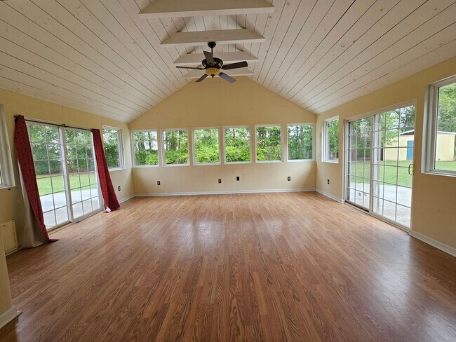 Building Photo - New on Rental Market - 3 bed, 2 bath, full...