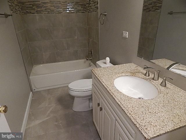 Shared Bathroom - 906 Wrigley Pl