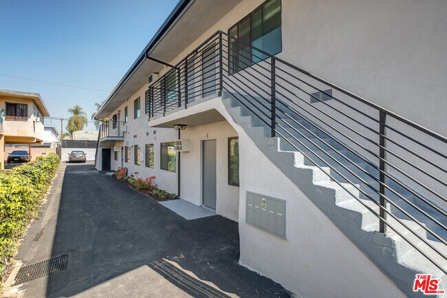 Building Photo - 4703 W St Charles Pl