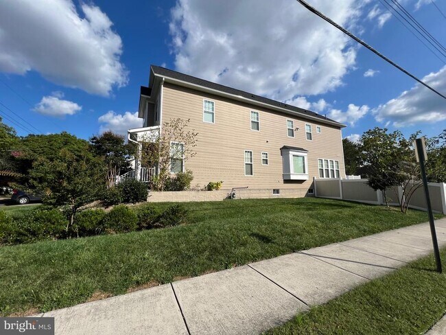 Building Photo - 934 19th St S