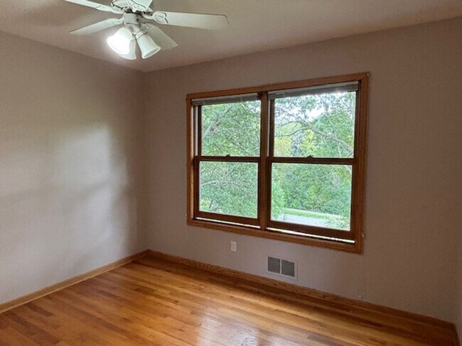 Building Photo - Spacious 4 BR/4 BA Single-Family Home in a Beautiful Wayzata/Minnetonka Neighborhood!