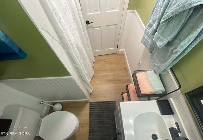 Building Photo - Fully furnished studio