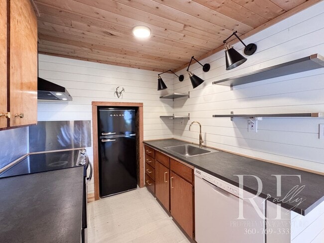Building Photo - Chic Farmhouse Vibes in Charming Suquamish...