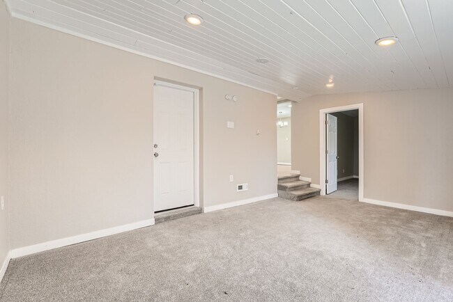 Building Photo - Modern Elegance in West Arvada - Your Drea...