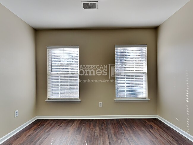 Building Photo - 157 Oak Bluff Road